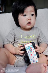 组图：陈慧琳收长子礼物感动 幼子大眼肉脸嘟嘟