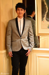 组图：何明翰英伦走秀时尚写真