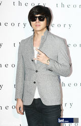 组图：少时秀英与金来沅等出席名品开业礼