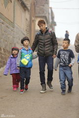 组图：慈祥的爸爸田亮带孩子状况百出嗓子冒烟