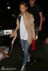 组图：蕾哈娜OL风素颜憔悴 与粉丝合影展亲民