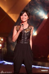 组图：《劲歌金曲》录像 阿Sa黑色皮胸衣亮相献歌