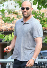 组图：硬汉斯坦森帅气出街 墨镜混搭人字拖