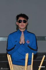 组图：林峰个唱水下热舞 歪戴帽子庆功开心似学生