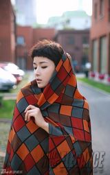 组图：黄曼街头拍写真 “拉丁舞后”俏皮可爱