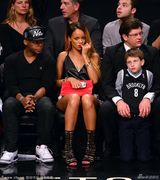 组图：蕾哈娜金发红唇野性 吊带装俯身泄春光