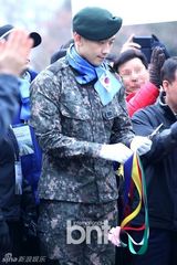 组图：韩星Rain军装帅气亮相爱国竞走大赛