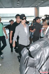 组图：金汎(金范)访港沉默寡言 粉丝接机支持偶像