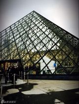 组图：Angela参观卢浮宫 黑纱短裙秀小翘臀