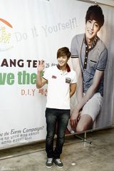 高清组图：金贤重帅气亮相环保活动