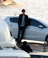 组图：李敏镐拍广告 粉丝不顾电网热情围观