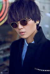 星街拍：周笔畅冬日潮装出街 保暖耍酷两不误