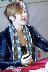 组图：汪东城现身京城会歌迷 签售会大秀亲民