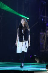 组图：昆凌时尚盛典走秀 Bigbang压轴助阵