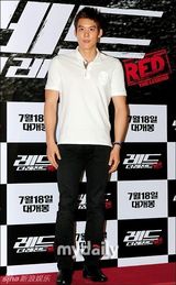 组图：李秉宪新片上映未婚妻现身 金泰熙等捧场