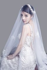 组图：辣妈李小璐婚纱杂志大片优雅动人