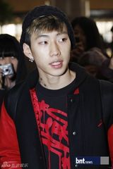 组图：f(x)少女时代Beast等亮相机场展休闲时尚风采