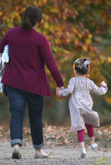 高清：3岁苏瑞凯蒂新片现场探班 改新发型频换潮鞋