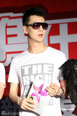 幻灯图：“内地造星教父”出书 陈子嘟称新秀缺内涵