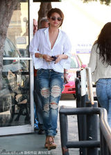 组图：赛琳娜宽松白衬衫出街 黑超遮面靓丽十足