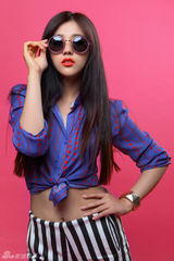 组图：Lotte Girls新写真诱惑红唇露性感肚脐