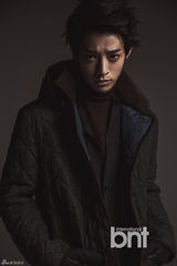 组图：韩歌手郑俊英时尚写真 展休闲绅士风