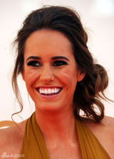 组图：艾美奖红毯 路易丝-罗伊挂脖长裙小晒事业线