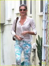 组图：辣妈邦辰清新装扮外出 拜访好友笑容满面