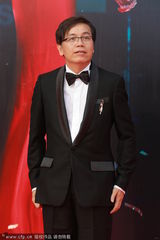 组图：陈嘉上红毯玩自拍 刘伟强西装革履现身