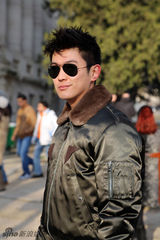 组图：杜江亮相法国巴黎俊朗时尚