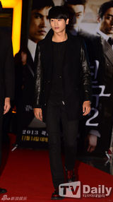 组图：众星助阵《朋友2》 李钟硕宽松毛衫随性