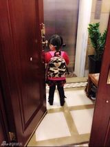 组图：王诗龄上幼儿园学画画 认真涂色表情超萌