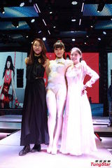 组图：江映蓉秀艳舞 穿“蓝天装”呼吁环保