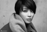 组图：高晓菲黑白写真 展文艺熟女风采