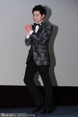 组图：韩导牵同性妻子秀甜蜜 对方穿裙婀娜