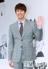 组图：金亨俊携手多顺等宣传《爱情乘歌而来》