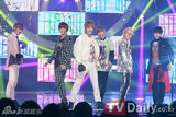 组图：韩团SHINee《M Countdown》强势夺冠