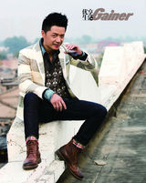 组图：段奕宏杂志封面俏皮玩车胎  动静诠释男人魅力