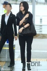 组图：李英爱赴服装展 现身机场头发凌乱