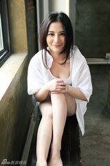 组图：熊乃瑾白衣写真 明眸美肌展露纯净气质