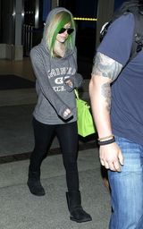 组图：艾薇儿结束亚洲之行回美 青翠发色引人注目