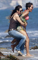 组图：哈利-贝瑞携女儿海边度假 遭偷袭险走光