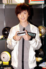 组图：容祖儿亮相双眼满布血丝 坦言压力大导致失眠