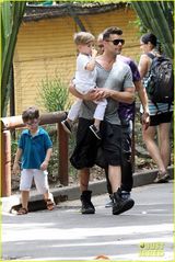 组图：瑞奇马丁携爱子亮相 壮硕身材父爱爆棚