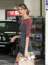 组图：斯威夫特购物耳机不离身 T恤热裤秀长腿