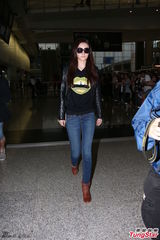 组图：熊黛林憔悴返港 墨镜遮面全程无话