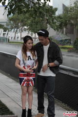 组图：JW拍摄MV连天下雨难逃湿身命运