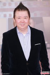 组图：文隽携小女孩走红毯 萝莉呆萌翘莲花指