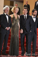 组图：妮可戛纳走红毯 长裙高贵大秀无瑕美背