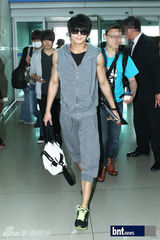 组图：FTISLAND赴台巡演亮相机场李弘基美甲抢镜